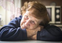 Pored 4 dece, ja nemam nikog, često pogledam u nebo i molim se da ih bog čuva, a meni kako bude: Jela živi kao po kazni