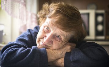 Pored 4 dece, ja nemam nikog, često pogledam u nebo i molim se da ih bog čuva, a meni kako bude: Jela živi kao po kazni