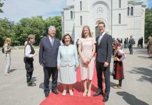 Zavela princa dok je bila u braku i od tad se ne odvaja od njega: Sinovi mu okrenuli leđa, a unuka nije viđao godinama