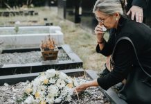 Da li treba kupovati vence za pokojnika? Sveštenik otkrio pravu istinu, ovo treba znati kad neko umre