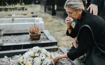 Da li treba kupovati vence za pokojnika? Sveštenik otkrio pravu istinu, ovo treba znati kad neko umre