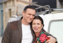 Naš glumac napravio kuću na selu pa sa ženom manekenkom okopava baštu: “Gajim kokoške, svinje i ovce – ovde je život”