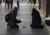 Devojka je usred Knez Mihailove klekla pored žene koja prosi, ljudi su povadili telefone zbog scene što je usledila (FOTO)