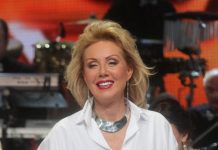 Lepa Brena pevala u prekratkoj suknji SVE OTKRIVENO: SVI U ŠOKU ZAR JOJ OVO PRILIČI!Ovakvom blamu se sigurno nije nadala! (FOTO)