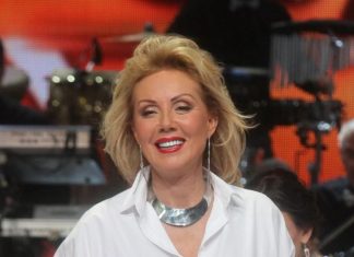 Lepa Brena pevala u prekratkoj suknji SVE OTKRIVENO: SVI U ŠOKU ZAR JOJ OVO PRILIČI!Ovakvom blamu se sigurno nije nadala! (FOTO)