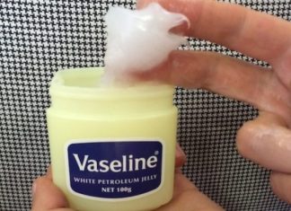 NAMAZALA JE UHO VAZELINOM I SAČEKALA PAR MINUTA: Kad vidite rezultat, iste minute ćete uraditi isto