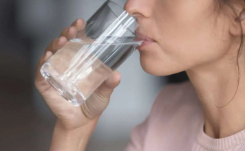 Kako smršati sa stomaka za mjesec dana? Pomiješajte s vodom i popijte ujutro, KILOGRAMI će odletjeti!