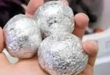 Stavila ISPRED VRATA zgužvani komad ALU folije – Rešila se preko noći problema koji je prisutan u mnogim kućama