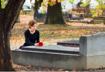 Dva meseca je na grobu muža viđala TUĐE cveće: Pomislila da je imao ljubavnicu, pa doživela još veći ŠOK!