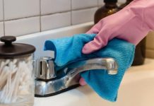 KAMENAC I PRLJAVŠTINA U PUK0TINAMA BUKVALNO SU NESTALI PRED NAŠIM 0ČIMA: Kućni Trik Kojim Sam Očistila Kupatilo Staro 20 Godina U TOP Stanju