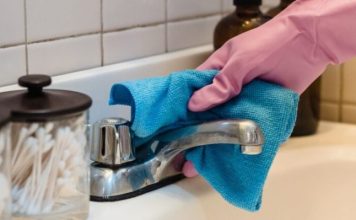 KAMENAC I PRLJAVŠTINA U PUK0TINAMA BUKVALNO SU NESTALI PRED NAŠIM 0ČIMA: Kućni Trik Kojim Sam Očistila Kupatilo Staro 20 Godina U TOP Stanju