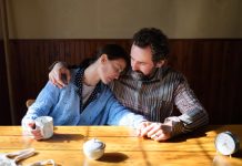 To veče, svekar se smeškao, dok je muž odlazio na put: Legla sam i u mraku videla golog čoveka, tad mi je sve bilo jasno