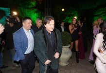 Mlađa ćerka Zdravka Čolića za glavu je viša od oca, duge noge ponosno istakla: Sinoć su svi gledali u nju