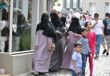 Jovana živi u Katru i gleda šta ti bahati roditelji rade svojoj deci: Kod nas bi se uključila socijalna služba