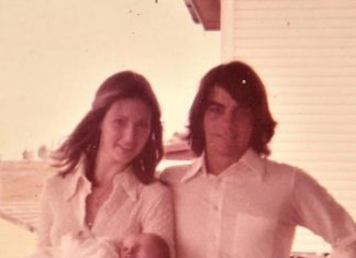 Zbog jedne fotografije na sahrani svoje majke otkriva tajnu koja je proganjala 12 godina: Na kraju saznaje gorku istinu