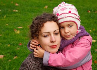 Toksična majka se ponaša ovako: U stanju je da uništi dete za čitav život, a da toga nije ni svesna