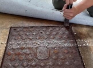 Mesecima osećali neprijatan miris u staroj kući, a onda je usledio šok: Kad sklonili tepih, imali su šta da vide!