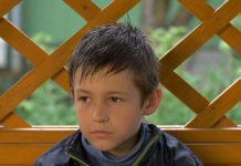 Njega je majka rodila i bacila u kontejner: Komunalni radnik ga odneo kući da ga gaji, a posle 12 godina shvatio ishod