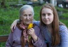 “Vrati se baba u svoje selo, blamiraš nas”: Došla sam kod sina u Beograd na lečenje, a od unukinih reči želim da crknem