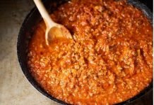 Student podgrejao špagete bolonjeze koje su mu ostale od večere, pojeo ih i otišao s prijateljima, ali SLEDEĆI DAN NIJE DOČEKAO! Roditelji ga našli mrtvog u sobi…A razlog je jeziv..