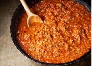 Student podgrejao špagete bolonjeze koje su mu ostale od večere, pojeo ih i otišao s prijateljima, ali SLEDEĆI DAN NIJE DOČEKAO! Roditelji ga našli mrtvog u sobi…A razlog je jeziv..