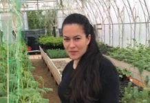 Naša glumica rešila je da zameni grad selom: Uživa u nezi biljaka, a ovakav način sadnje paradajza još niste videli