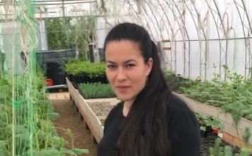 Naša glumica rešila je da zameni grad selom: Uživa u nezi biljaka, a ovakav način sadnje paradajza još niste videli