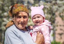 Baka iz Srbije unuku od ćerke poklonila 100 evra, a unuku od sina 300: Razlog je skandalozan