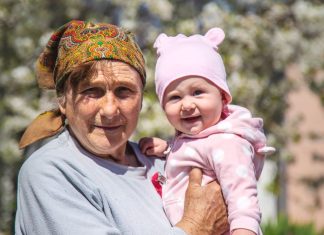 Baka iz Srbije unuku od ćerke poklonila 100 evra, a unuku od sina 300: Razlog je skandalozan