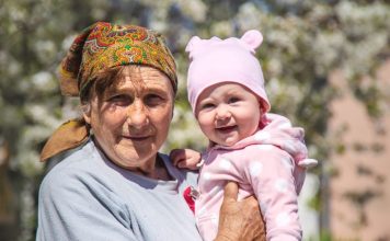 Baka iz Srbije unuku od ćerke poklonila 100 evra, a unuku od sina 300: Razlog je skandalozan