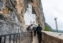 Došli na krštenje, a odgovor sveštenika ih šokirao, ubrzo su svima oči bile pune suza: “Kod Svetog Vasilija Ostroškog ide se onda kad vas svetac pozove…”