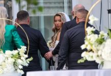 Majka Tee Tairović ukrala svu pažnju na ćerkinoj svadbi: Modnom kombinacijom zadala svima domaći zadatak, izgledaju kao sestre, a ne majka i ćerka