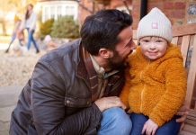 “Draga ćerko, nemoj da te ubede da muškarca treba da zadržavaš, ako je pravi…”: Dirljivo pismo jednog tate koje je rasplakalo hiljade žena