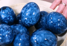 ŽENA OFARBALA JAJA NA POTPUNO PRIRODAN NAČIN I ODUŠEVILA: Za “Zvezdano nebo” su vam potrebna samo ova 2 čaja