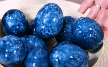 ŽENA OFARBALA JAJA NA POTPUNO PRIRODAN NAČIN I ODUŠEVILA: Za “Zvezdano nebo” su vam potrebna samo ova 2 čaja