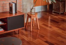 IZGREBALI STE LAMINAT I PARKET? Za minut će biti kao novi, 1 sastojak djeluje kao magija….