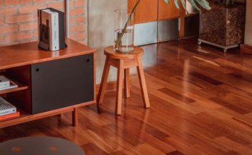 IZGREBALI STE LAMINAT I PARKET? Za minut će biti kao novi, 1 sastojak djeluje kao magija….