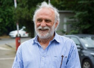 „Ne bih da mu sudim, ali što je mnogo, mnogo je!“ Komšije otkrile na šta je sve Lazar Ristovski primoran zbog mlađe devojke