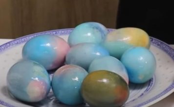 Farbanje jaja sodom bikarbonom: Za 10 minuta obojićete i do 50 jaja bez muke