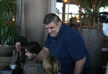 Nju doveo do vrha pa napustio, pevača u kog se kleo tužio, a sa ovom fatalnom damom ima najčudniji odnos: Saša Mirković neprijatelje lakše stiče nego prijatelje