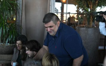 Nju doveo do vrha pa napustio, pevača u kog se kleo tužio, a sa ovom fatalnom damom ima najčudniji odnos: Saša Mirković neprijatelje lakše stiče nego prijatelje