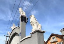 Završio 4 razreda osnovne škole, a u najbogatijem romskom selu, pored njegove kuće svi zastanu: Okovana zlatom i mermerom, sve pršti od kičeraja