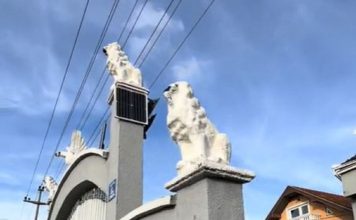 Završio 4 razreda osnovne škole, a u najbogatijem romskom selu, pored njegove kuće svi zastanu: Okovana zlatom i mermerom, sve pršti od kičeraja