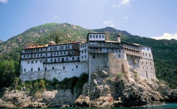 Žena se prerušila u monaha pa mesec dana provela na Svetoj Gori među monasima: Kada je opisala tajni svet muškaraca, sa Atosa stigle oštre reakcije