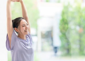 Japanska vežba za ravan stomak traje 1 minut: Popravlja držanje i sužava struk, a ne pomerate se s mesta