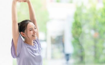 Japanska vežba za ravan stomak traje 1 minut: Popravlja držanje i sužava struk, a ne pomerate se s mesta