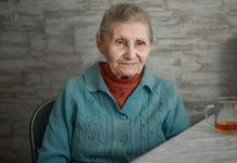 Sin mi uzima poslednji dinar iz kuće, a na ulici se pravi da me ne poznaje: Sve sam mu dala, a sad u starosti ne vredim ni čašu vode