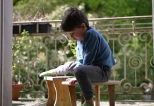 Dečaka 8 godina majka držala zatvorenog u stanu: Nije se kupao, samo hleb jeo, a kada su policajci ušli, zatekli su prizor od kojeg su zanemeli