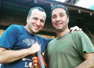 Naš glumac napravio kuću iz snova na selu: Sa ženom i četvoro dece okopava baštu, bavi se poljoprivredom, a evo zašto suprugu krije kao zmija noge