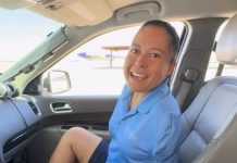 Ova žena je rođena bez ruku, a postala je pilot, vozi kola i bickl, surfuje, kuva… Ljude šokira kako živi i čime se sve bavi, samo ovo ne može sama da uradi